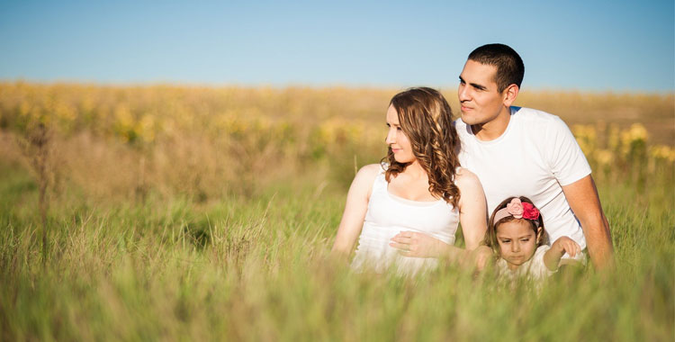 Familia sentada en el campo